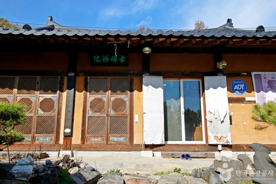 충주 고불선원 소조여래좌상 여행 추천 - 로드트립