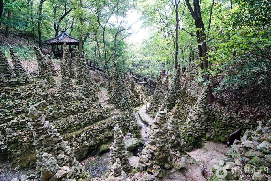 팔용산 돌탑 여행 추천 - 로드트립