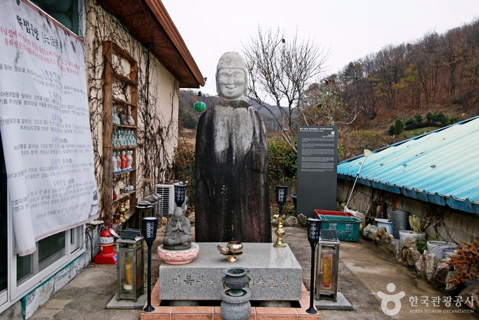 충주 지당리 석조여래입상 여행 추천 - 로드트립
