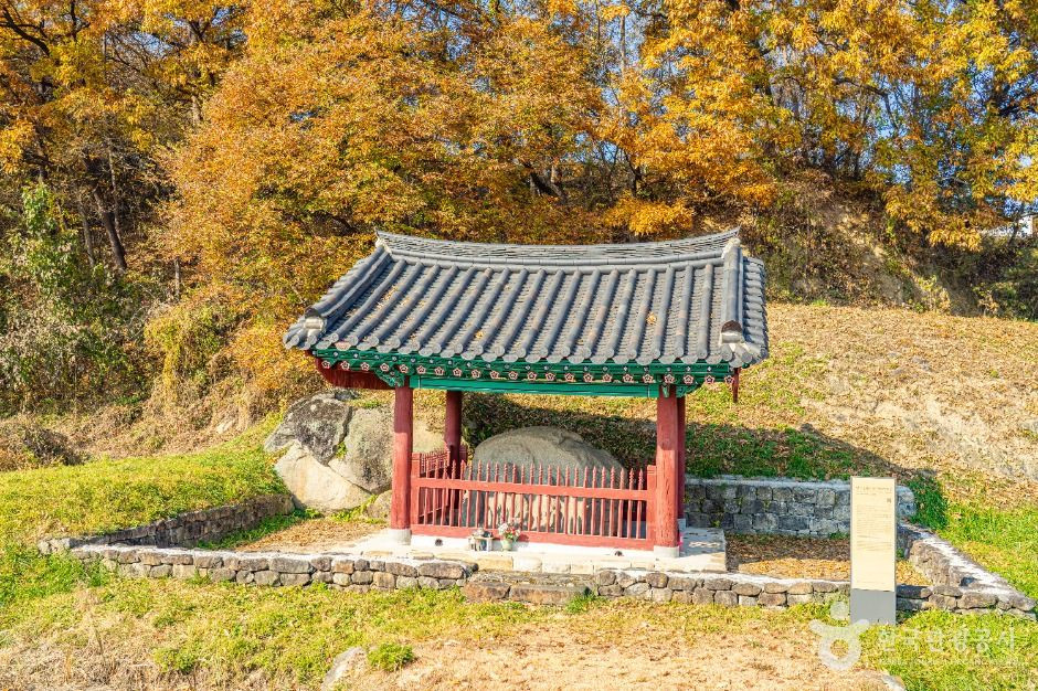 영주 신암리 마애여래삼존상 여행 추천 - 로드트립