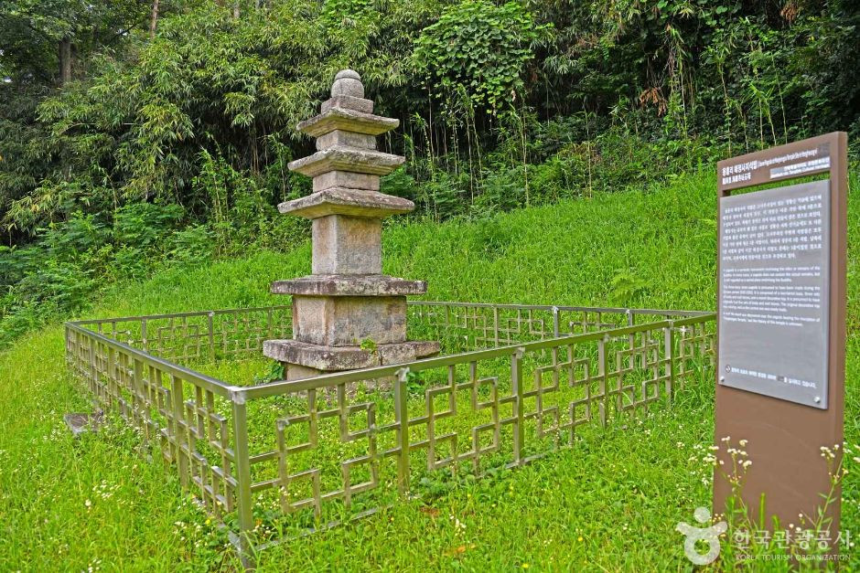 용흥리 해정사지 석탑 여행 추천 - 로드트립