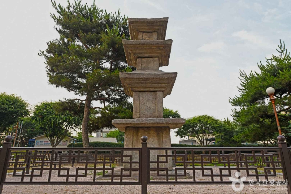 음성 읍내리 삼층석탑 여행 추천 - 로드트립