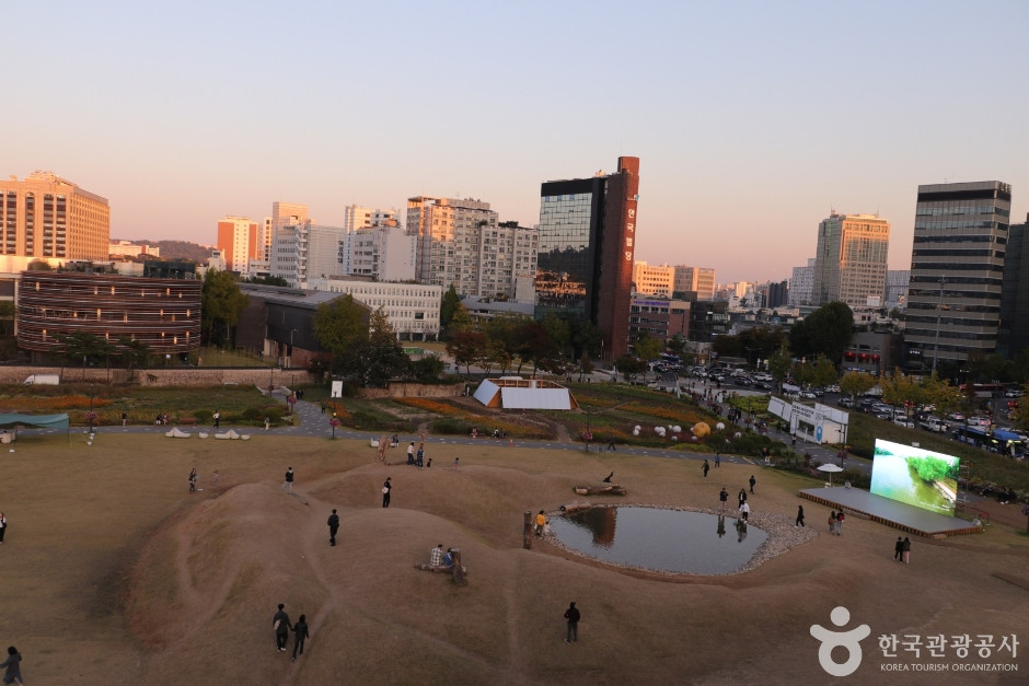열린송현 녹지광장 여행 추천 - 로드트립