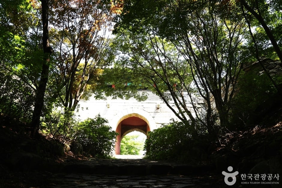 금정산성 동문 여행 추천 - 로드트립