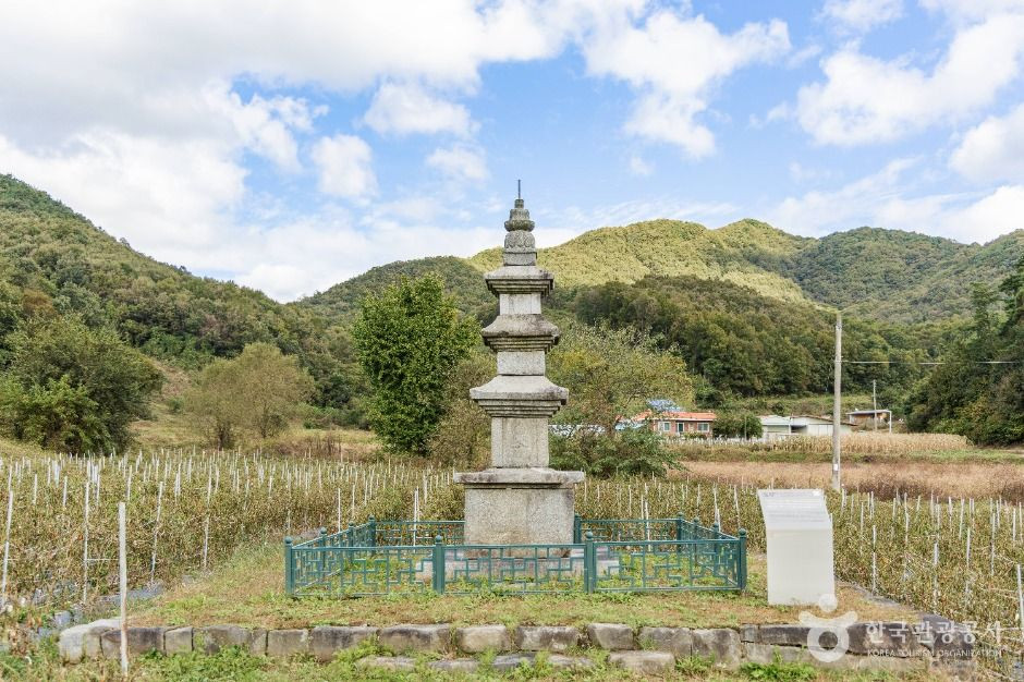 괴산 삼방리 삼층석탑 여행 추천 - 로드트립