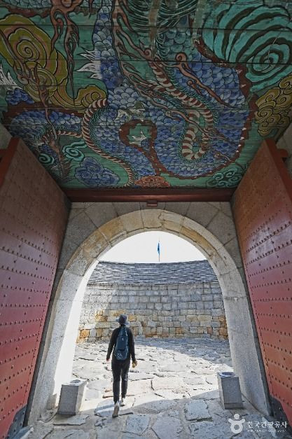 창룡문 여행 추천 - 로드트립