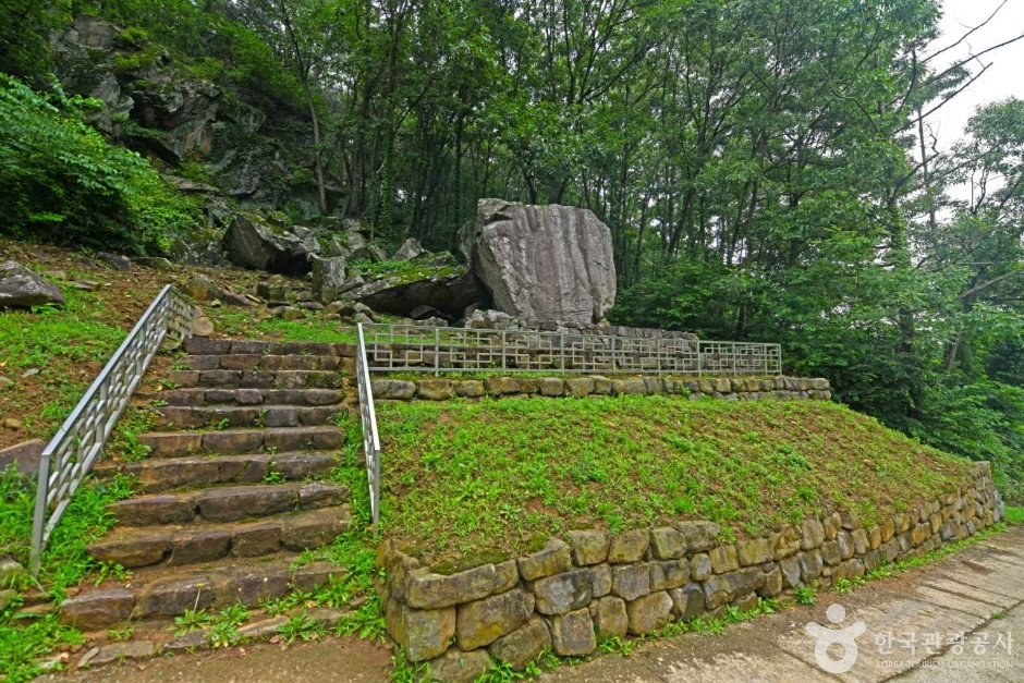 괴산 삼방리 마애여래좌상 여행 추천 - 로드트립