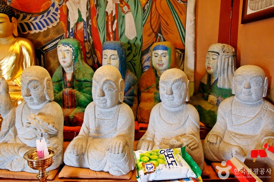 충주 신흥사 석조 나한상 여행 추천 - 로드트립