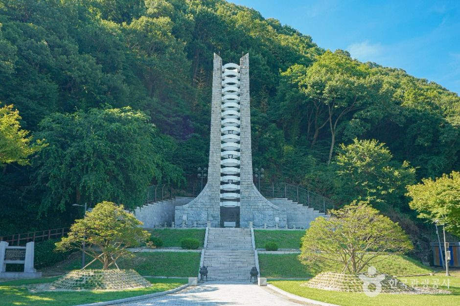 충익사 의병탑 여행 추천 - 로드트립