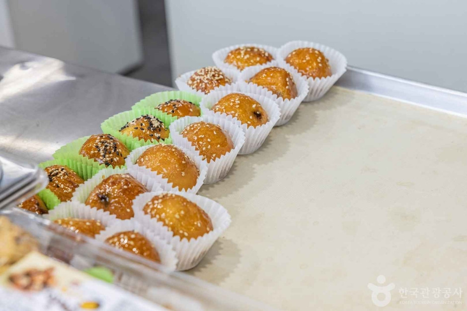 통영항 꿀빵거리 여행 추천 - 로드트립
