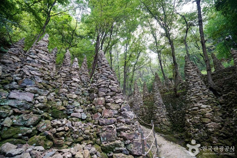 팔용산 돌탑 여행 추천 - 로드트립