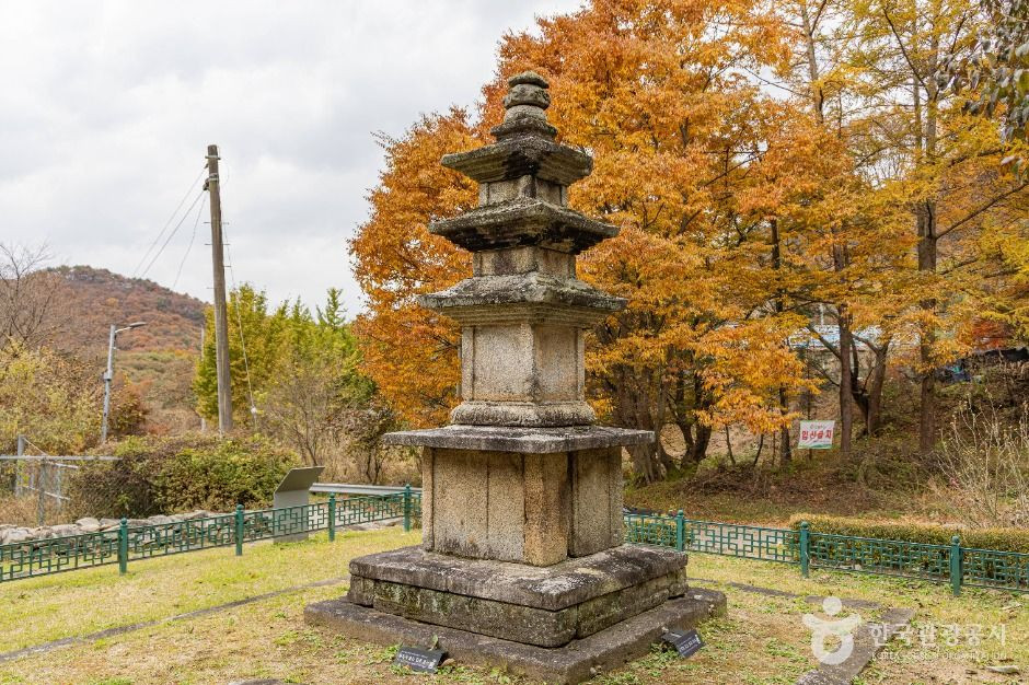 용운사지 삼층석탑 여행 추천 - 로드트립