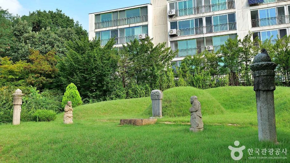 류순정·류홍 부자 묘역 여행 추천 - 로드트립