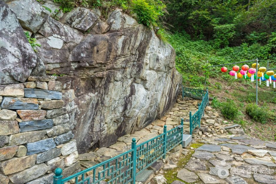 충주 봉황리 마애불상군 여행 추천 - 로드트립