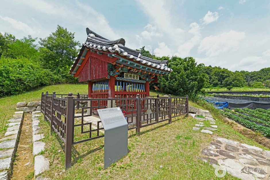 괴산 장담 충신각 여행 추천 - 로드트립