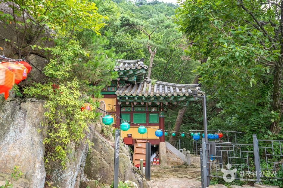 삼막사 마애삼존불 여행 추천 - 로드트립