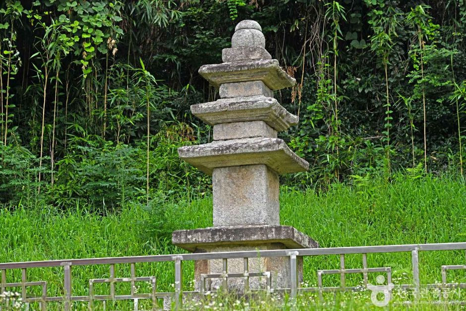용흥리 해정사지 석탑 여행 추천 - 로드트립