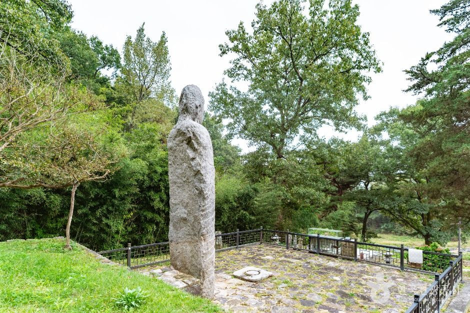 아산 평촌리 석조약사여래입상 여행 추천 - 로드트립