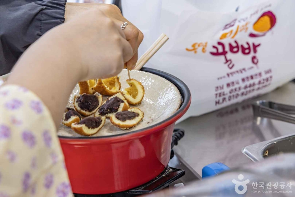 통영항 꿀빵거리 여행 추천 - 로드트립