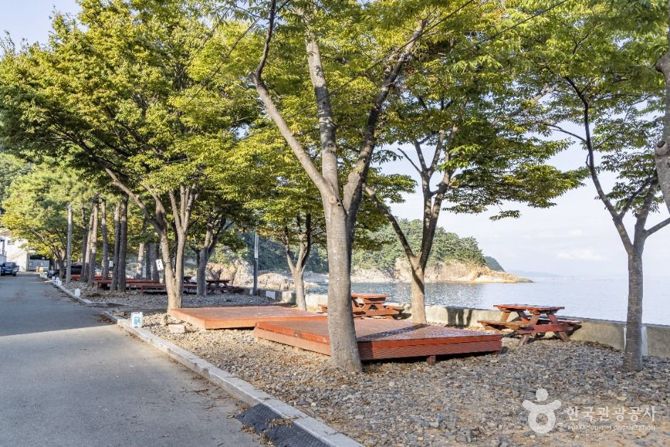 항도몽돌해수욕장 여행 추천 - 로드트립