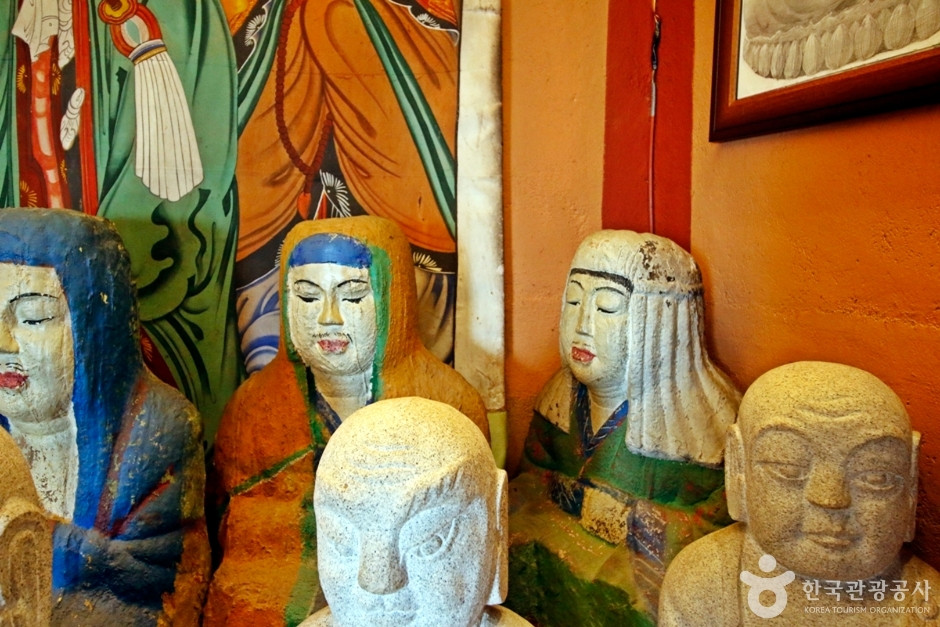충주 신흥사 석조 나한상 여행 추천 - 로드트립