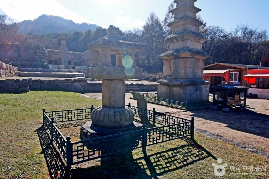 충주 미륵대원지 사각석등 여행 추천 - 로드트립