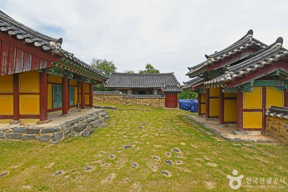 진천 금성대군 사당 여행 추천 - 로드트립