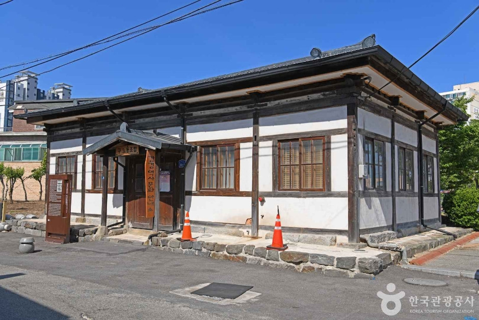 강경역사문화안내소(구 강경노동조합) 여행 추천 - 로드트립