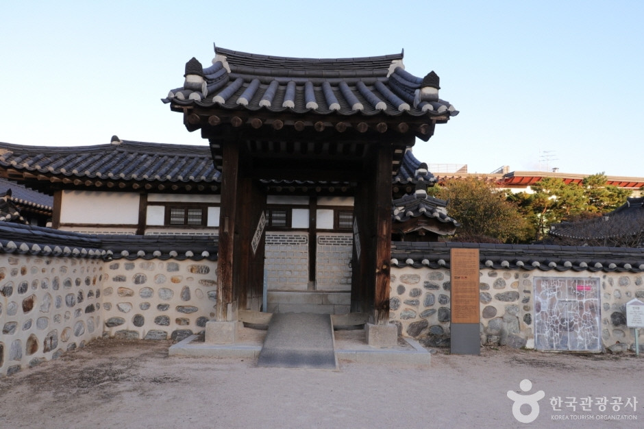 해풍부원군윤택영댁재실 여행 추천 - 로드트립