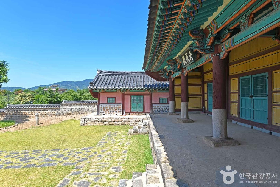홍주향교 여행 추천 - 로드트립