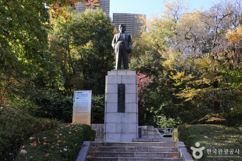 일성이준열사동상 여행 추천 - 로드트립