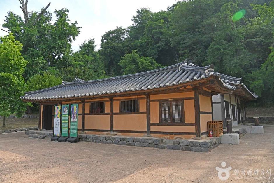 이동녕선생 생가지 여행 추천 - 로드트립