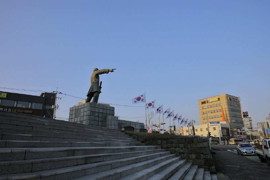 김좌진장군동상 여행 추천 - 로드트립