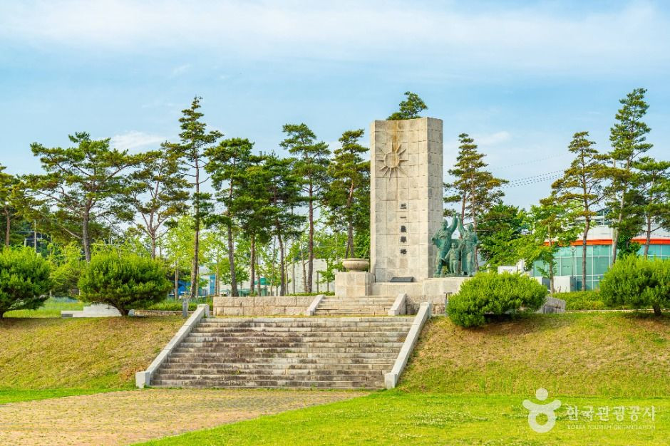 영해 3·1 의거탑 여행 추천 - 로드트립