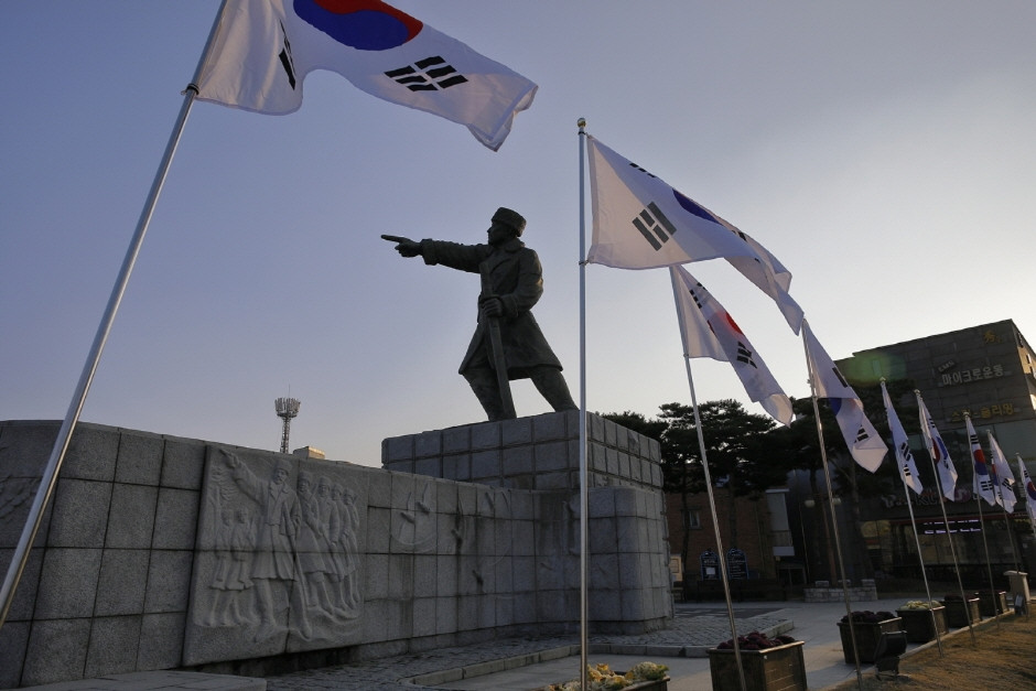 김좌진장군동상 여행 추천 - 로드트립