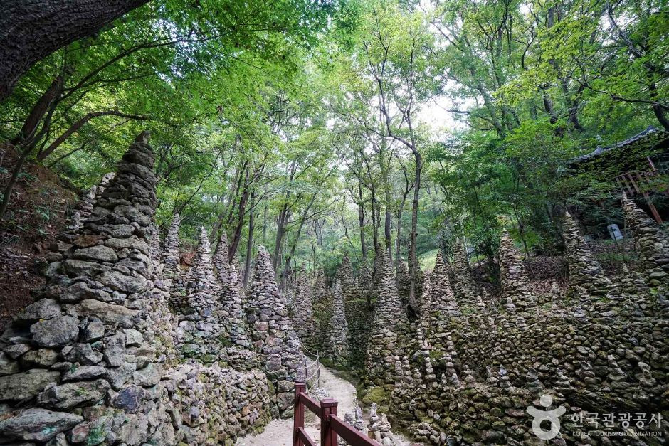 팔용산 돌탑 여행 추천 - 로드트립