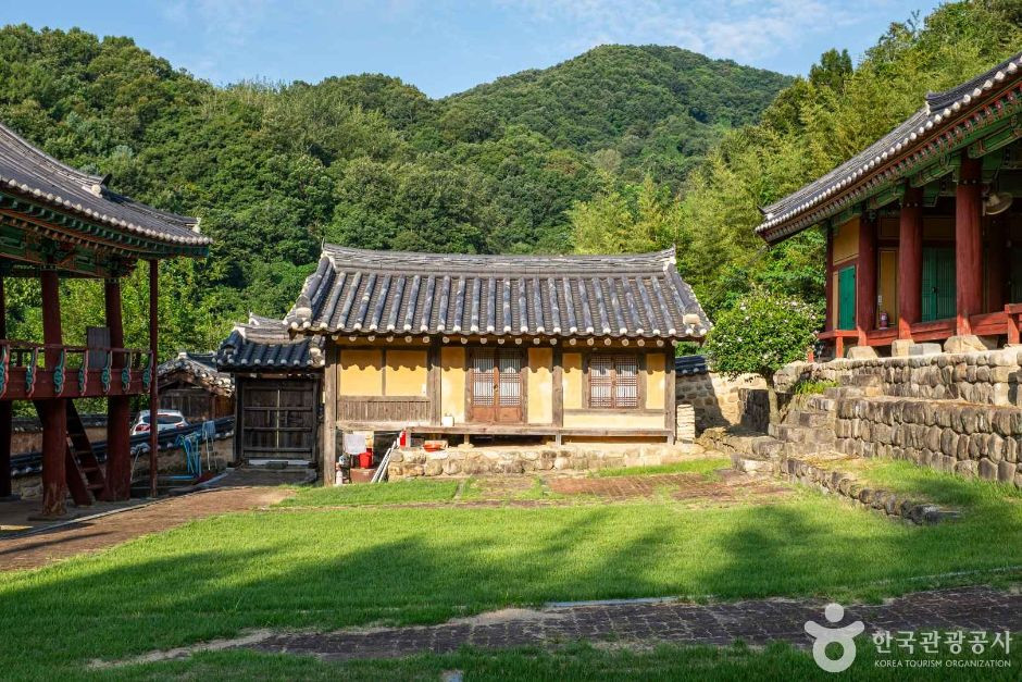 지례향교대성전 여행 추천 - 로드트립