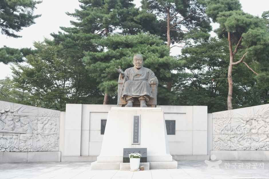 백범광장(백범 김구선생 동상) 여행 추천 - 로드트립