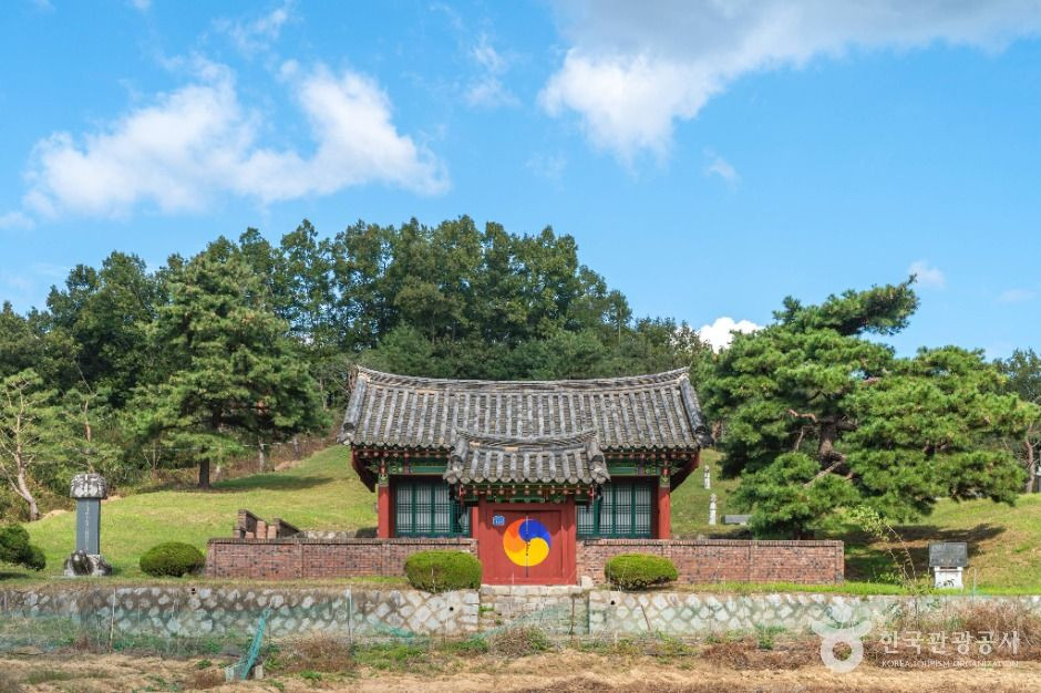 충주 이시진 묘소 여행 추천 - 로드트립