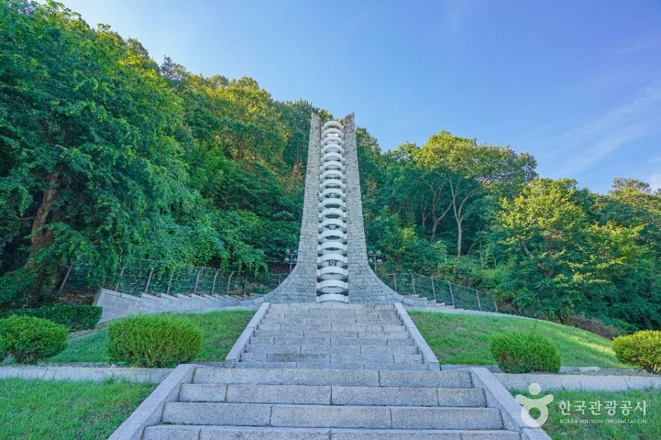 충익사 의병탑 여행 추천 - 로드트립