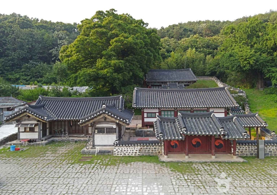 홍산향교 여행 추천 - 로드트립