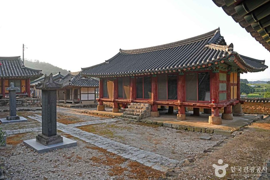 흥덕향교 여행 추천 - 로드트립