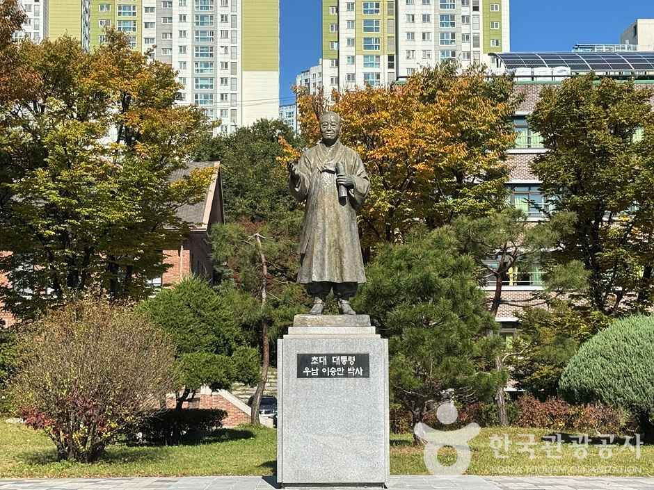 우남 이승만박사 동상 여행 추천 - 로드트립