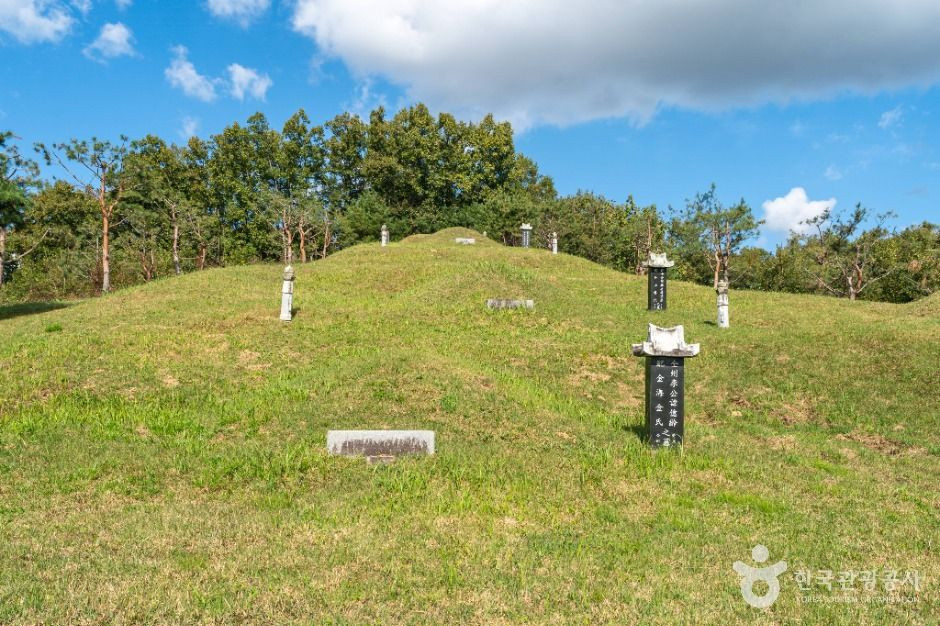 충주 이시진 묘소 여행 추천 - 로드트립
