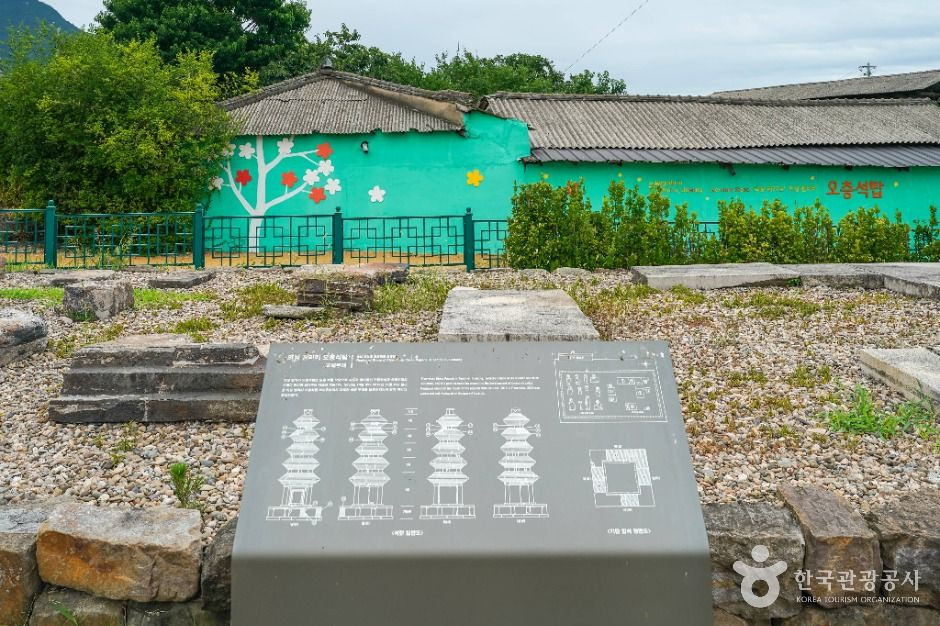 의성 탑리리 오층석탑 여행 추천 - 로드트립
