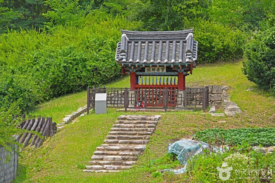 괴산 장담 충신각 여행 추천 - 로드트립