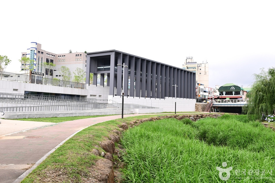 남문터광장 여행 추천 - 로드트립