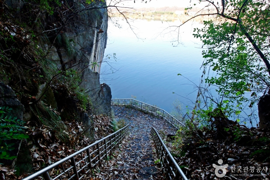 충주 창동리 마애여래상 여행 추천 - 로드트립