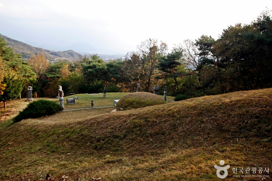 충주 석보군 묘소 여행 추천 - 로드트립