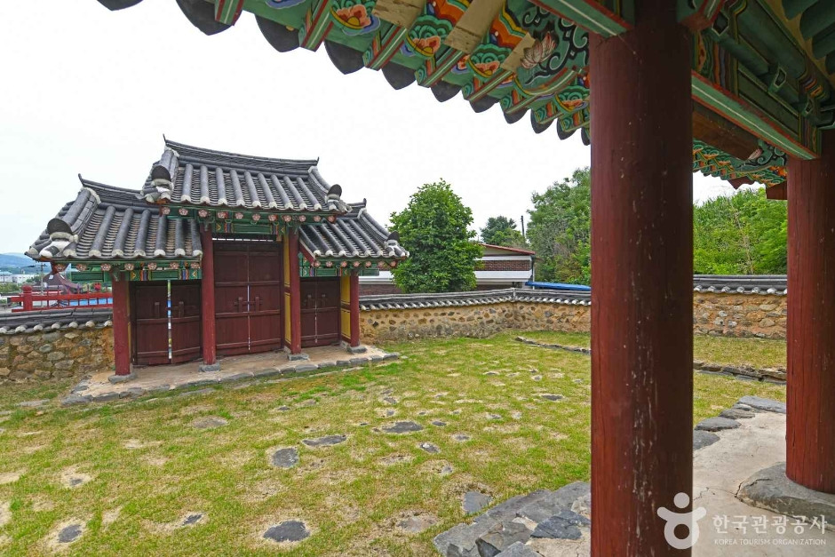 진천 금성대군 사당 여행 추천 - 로드트립